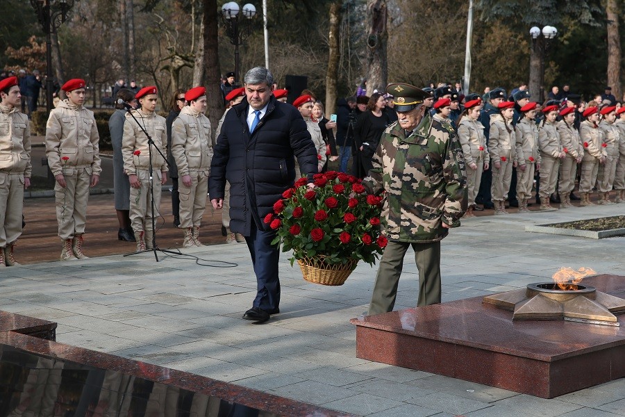 В День защитника Отечества Глава КБР возложил цветы к мемориалу «Вечный огонь Славы»  