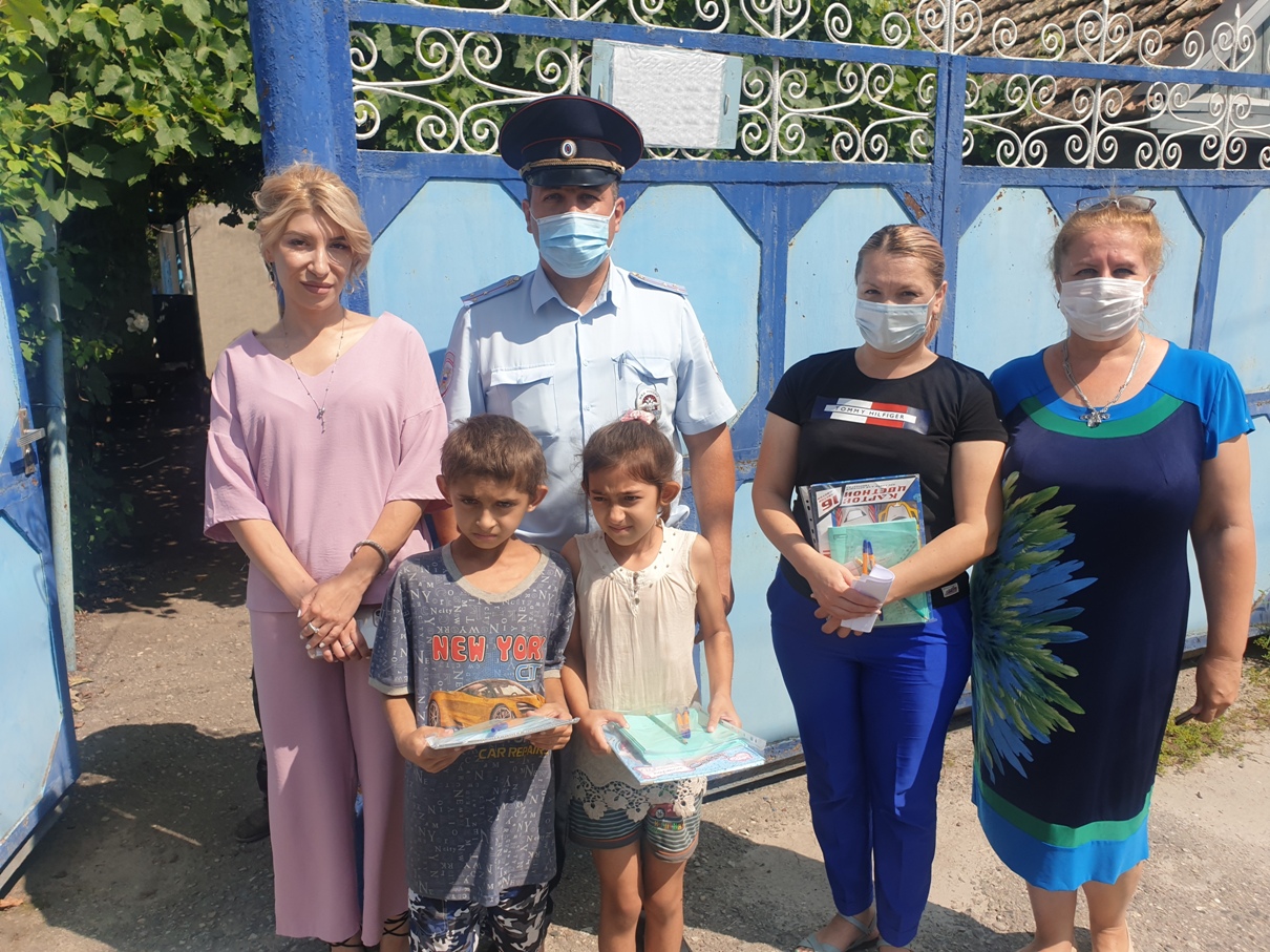 Полицейские КБР помогают детям собраться в школу