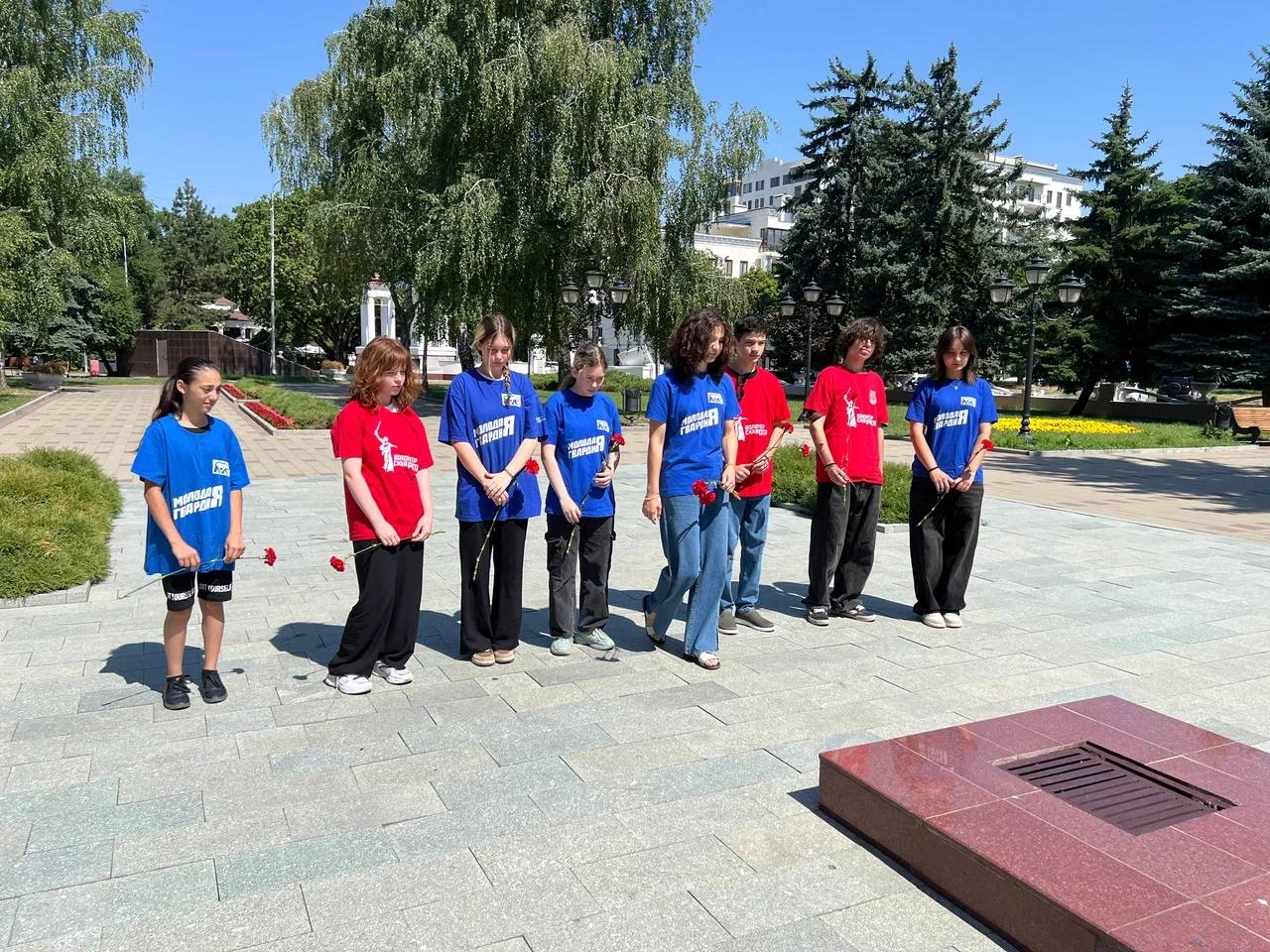 В Атажукинском парке прошла траурная акция в память о детях-жертвах войны в Донбассе