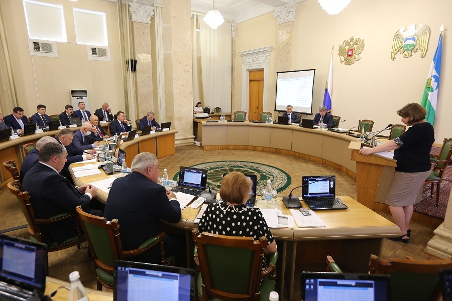 Глава КБР Казбек Коков провел рабочее совещание по вопросам исполнения республиканского бюджета