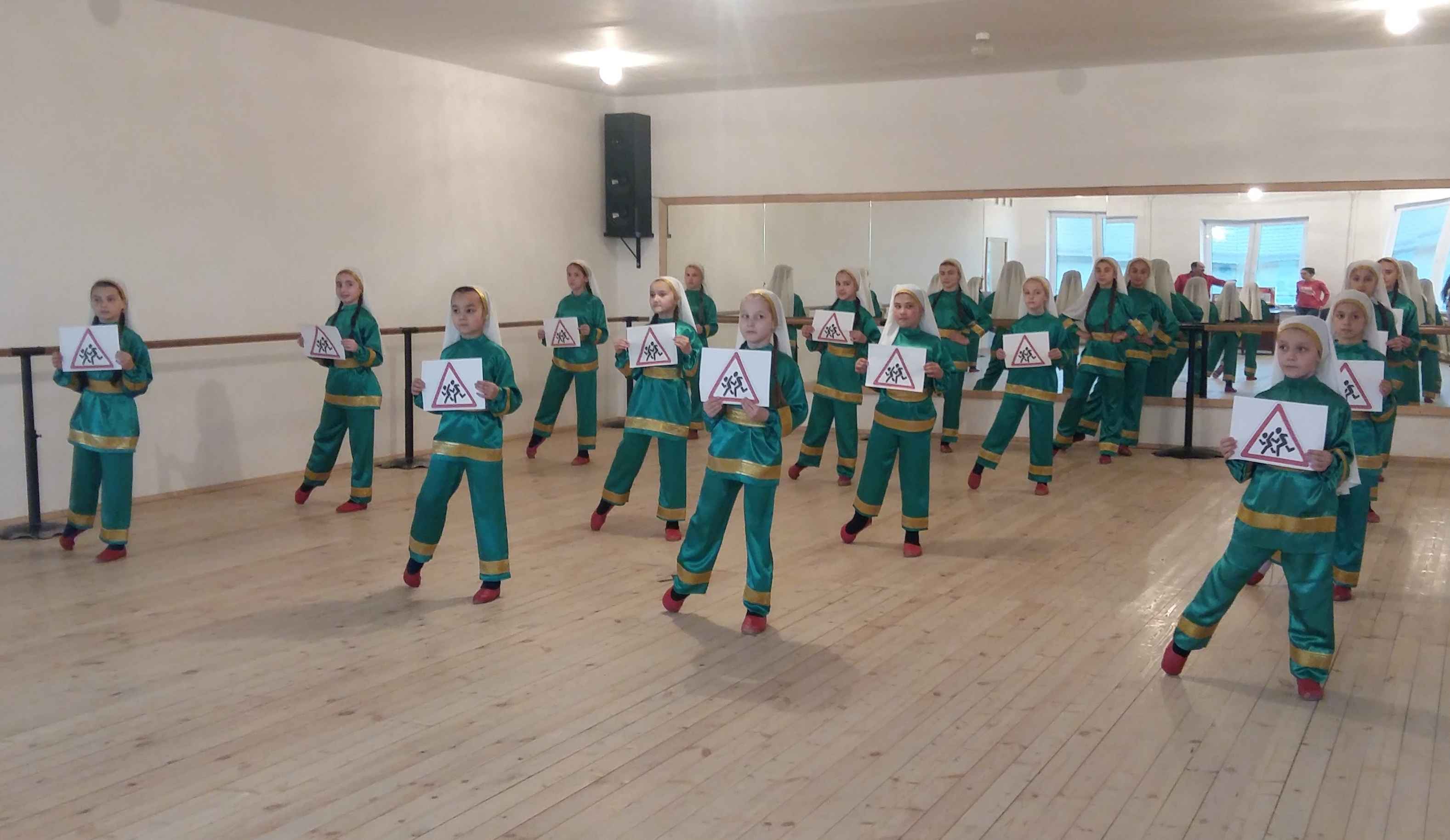Кавказский танец с #ДобрымЗнаком исполнили участники детского ансамбля Кабардино-Балкарии 