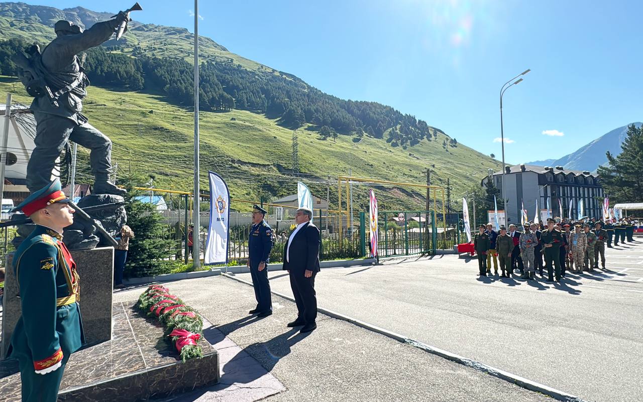 Флаги Победы вновь восходят на Эльбрус