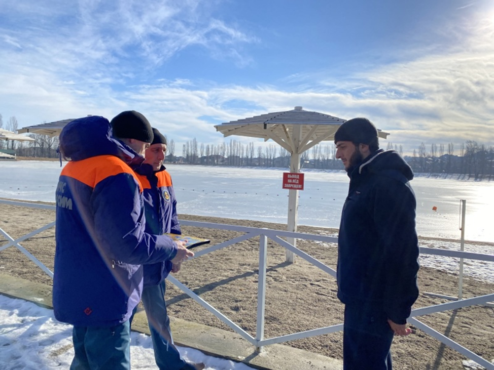 Сотрудники МЧС следят за безопасностью на озерах Нальчика