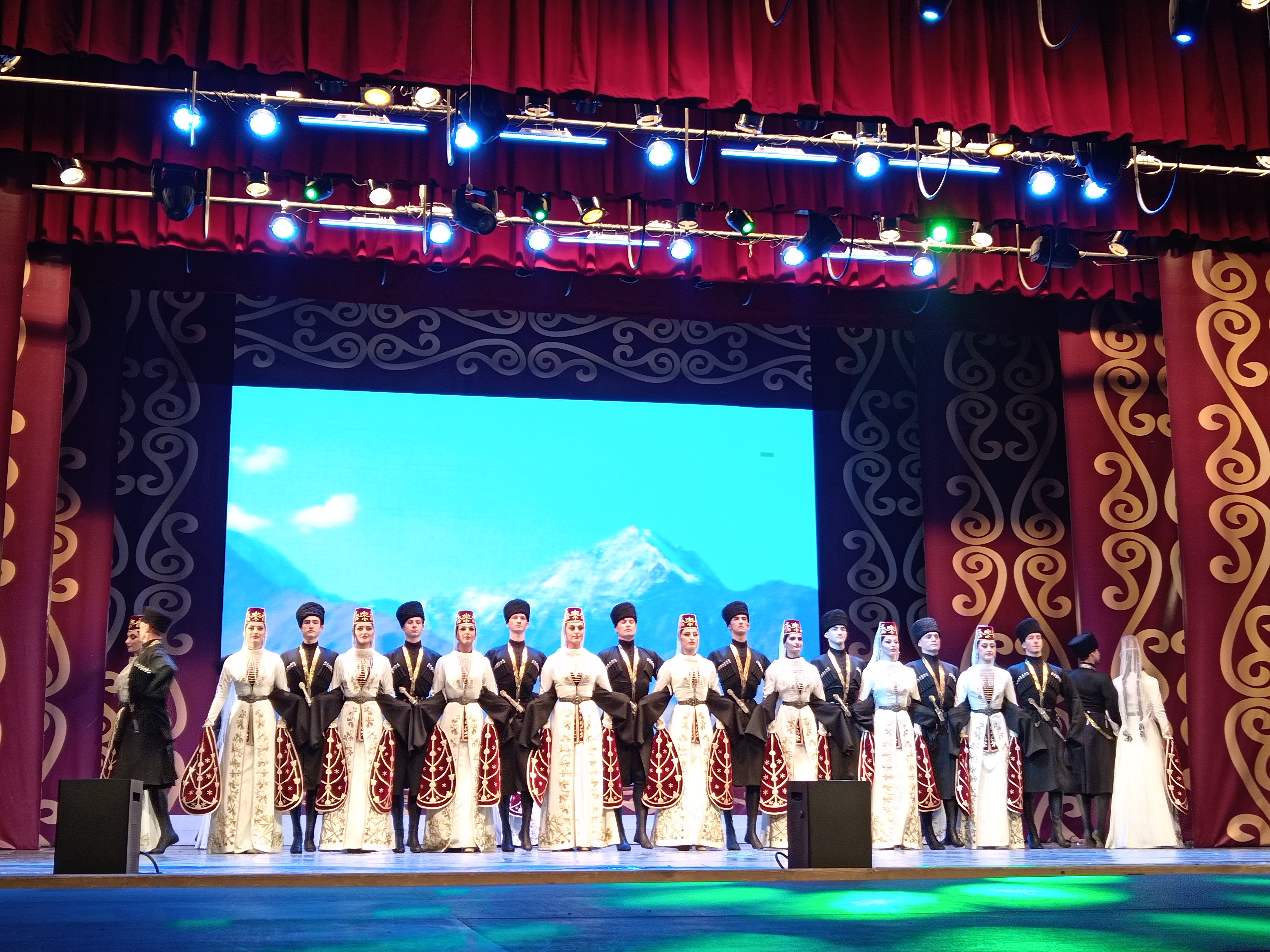 «Танцы над Эльбрусом» - символ дружбы и единения народов 