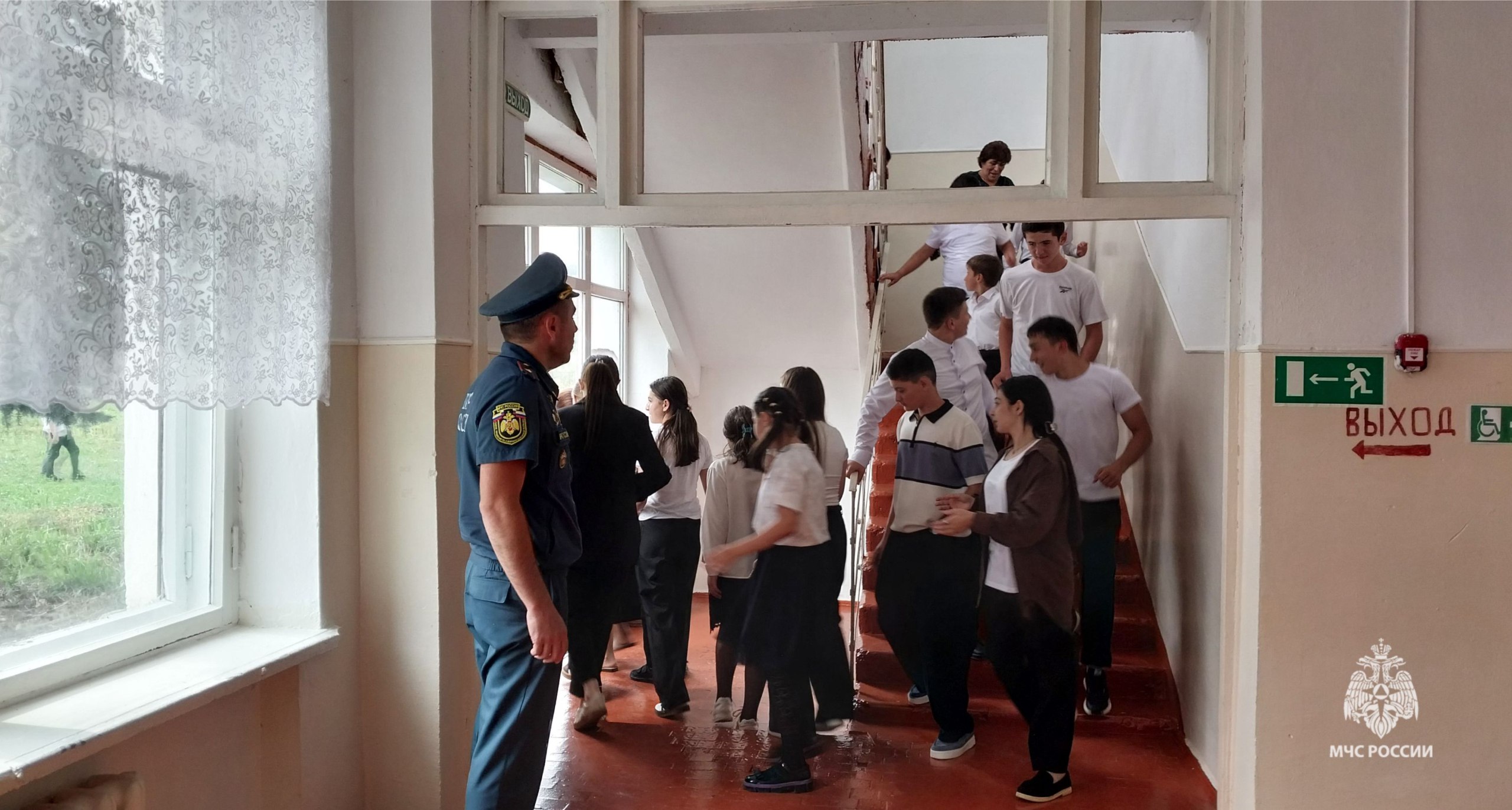 Сотрудники МЧС обучают школьников Черекского района правилам пожарной безопасности  