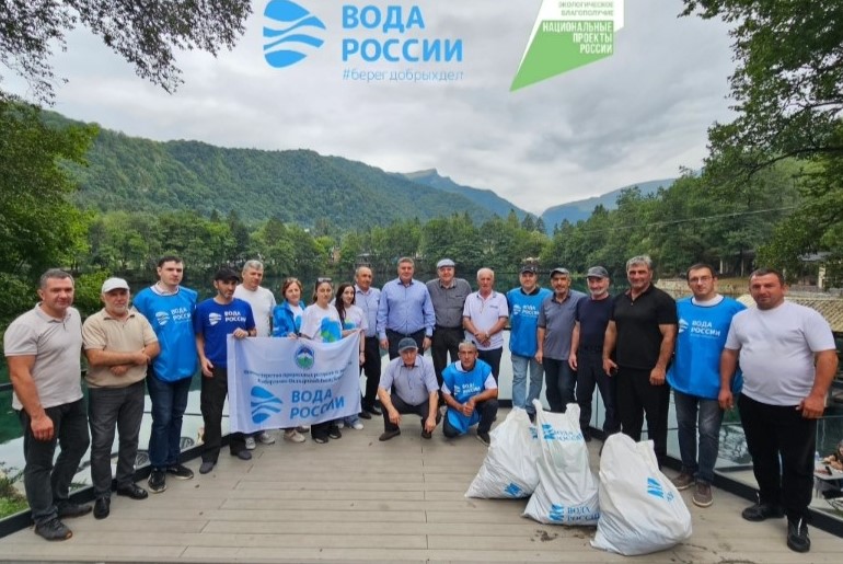 Активисты очистили территорию Голубых озер