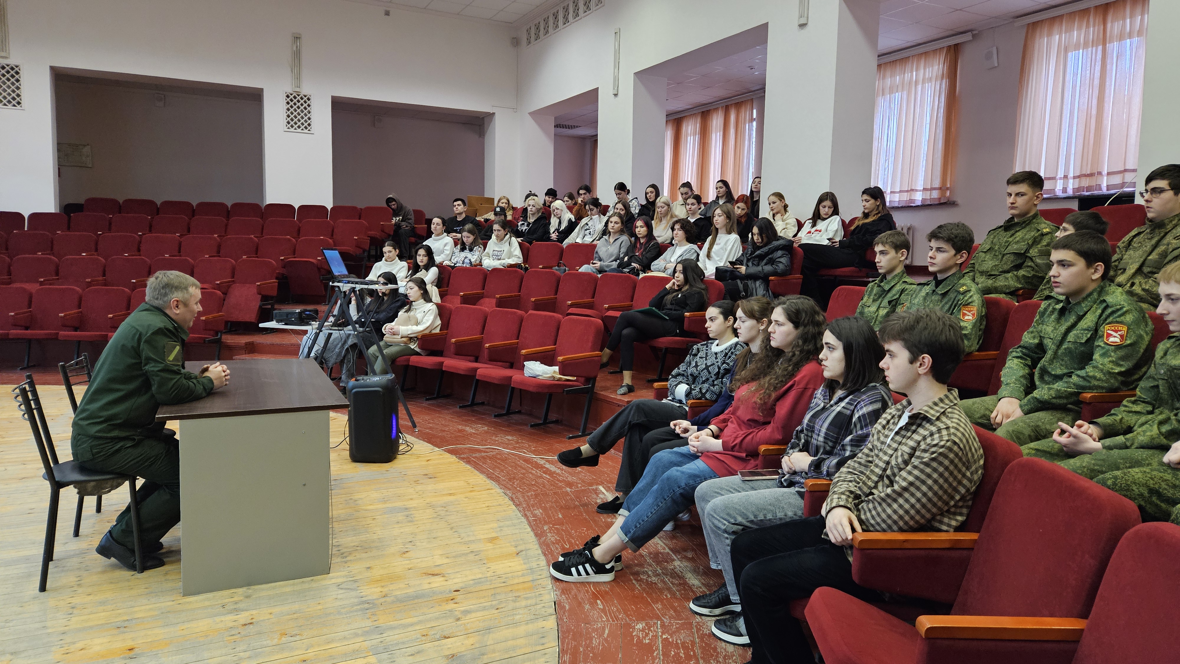 Студенты колледжа искусств встретились с ветераном СВО