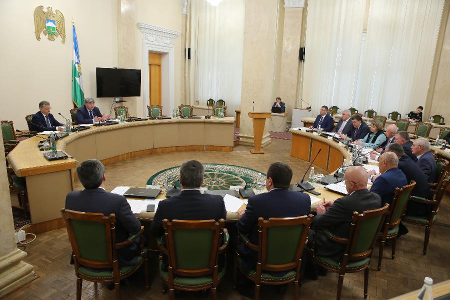 Казбек Коков провел оперативное совещание с членами Правительства КБР