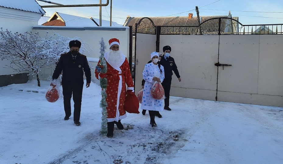 В КБР автоинспекторы навестили ребенка, пострадавшего в ДТП