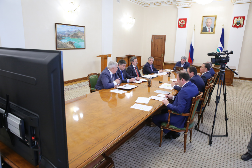 Казбек Коков провел оперативное совещание по вопросам капитального строительства и инвестиционным проектам