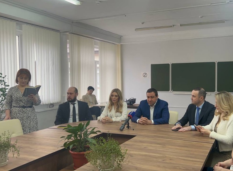 Министр здравоохранения КБР встретился со школьниками