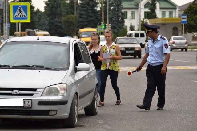 Автоинспекторы раздали водителям более тысячи листовок и буклетов