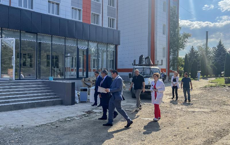 Казбек Коков проинспектировал ход благоустройства территории больничного городка