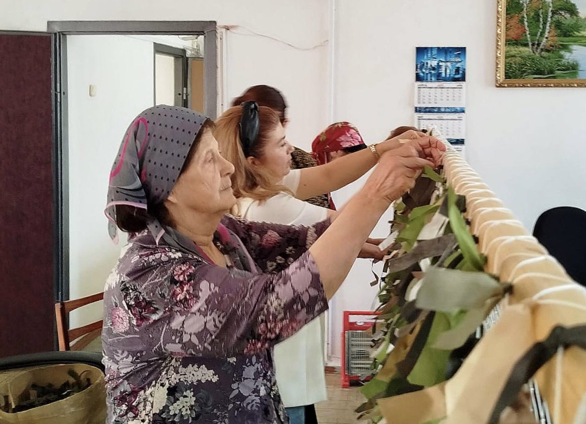 В рамках акции "СВОими руками" представительницы Совета женщин Черекского района плетут маскировочные сетки