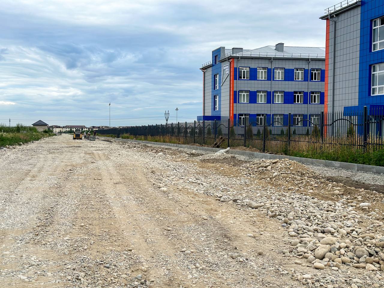 В городе Чегеме продолжаются дорожные работы по улице Кабардинской