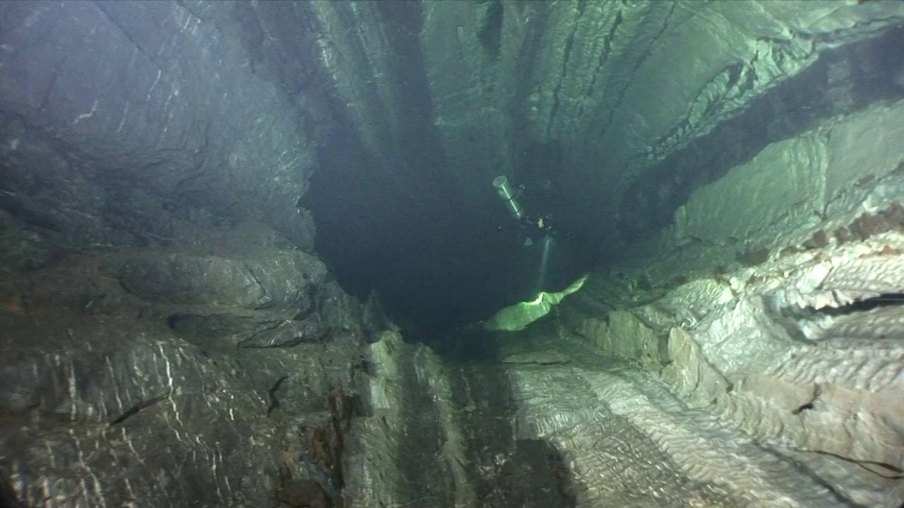 Ученые нашли на дне Голубого озера в КБР подводную пещеру