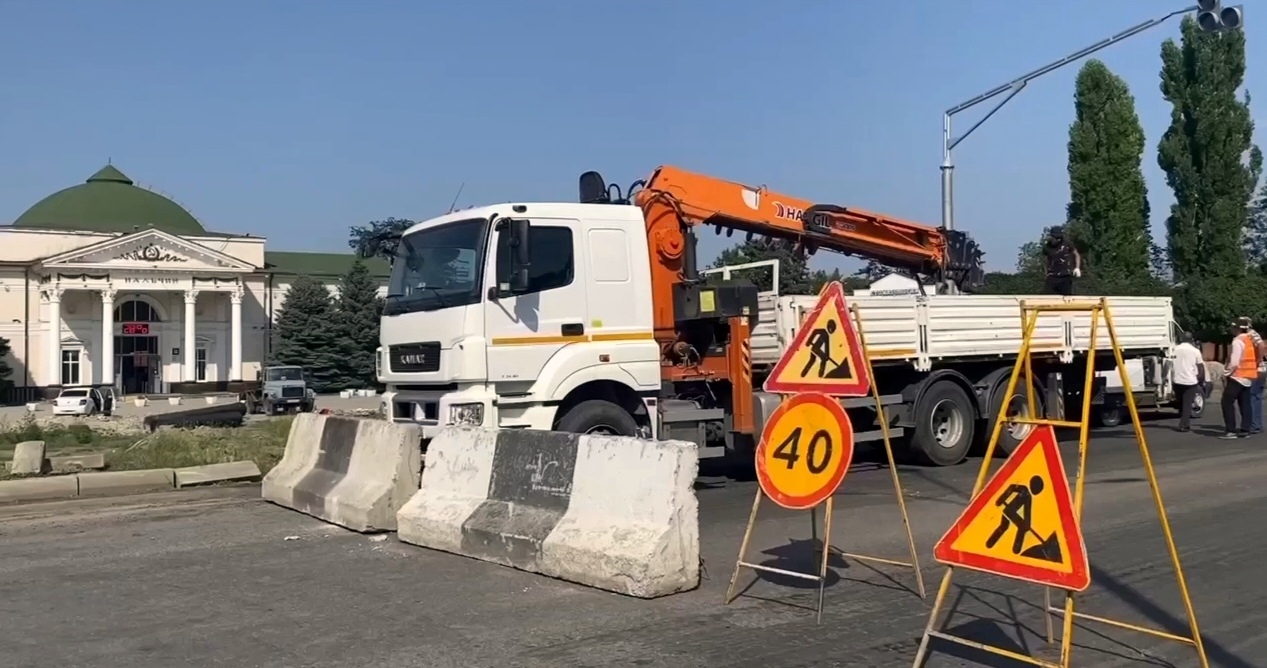 Продолжается благоустройство площади перед ЖД вокзалом в Нальчике 