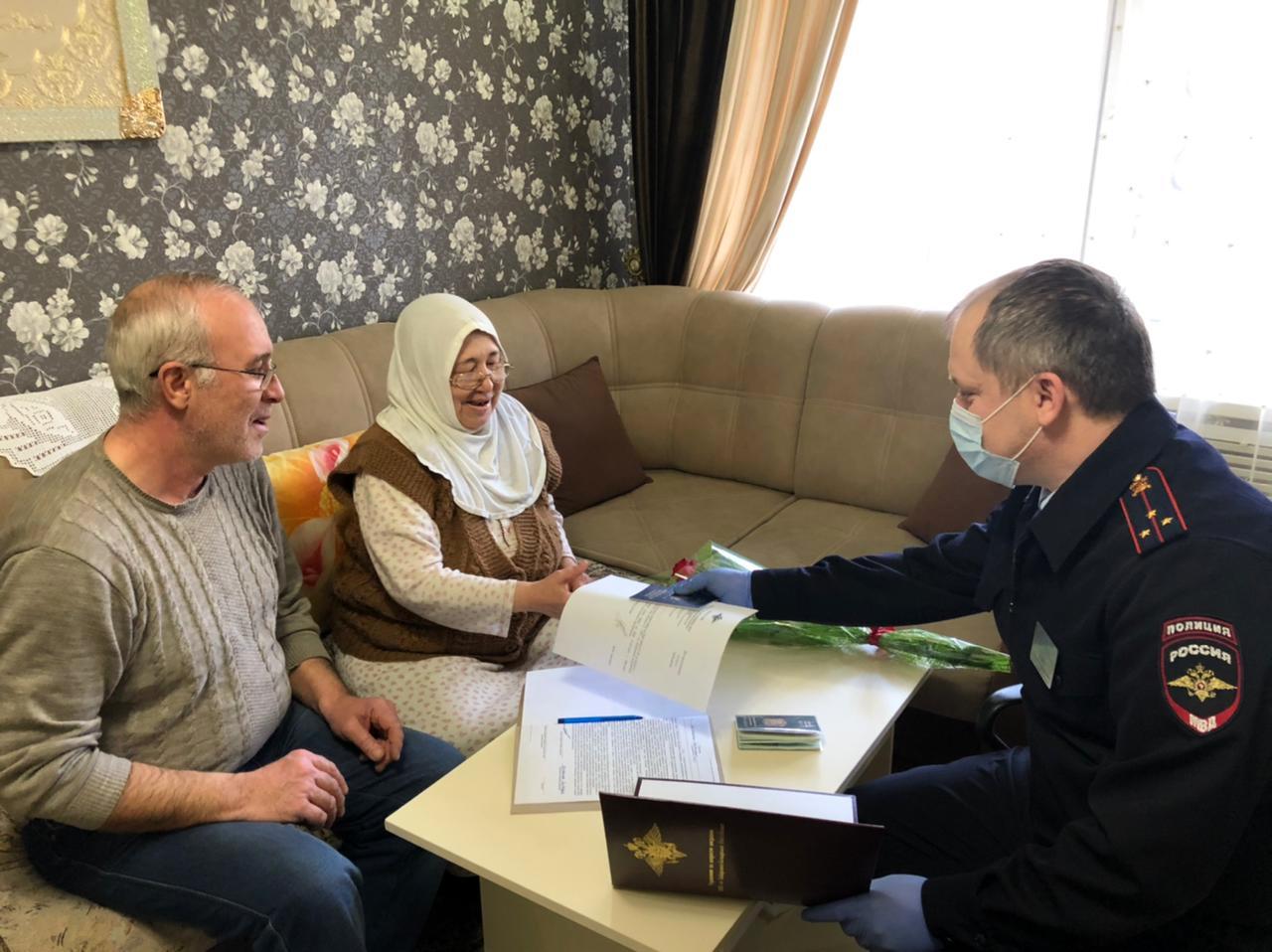 Полицейские КБР вручили пожилой гражданке САР вид на жительство в РФ