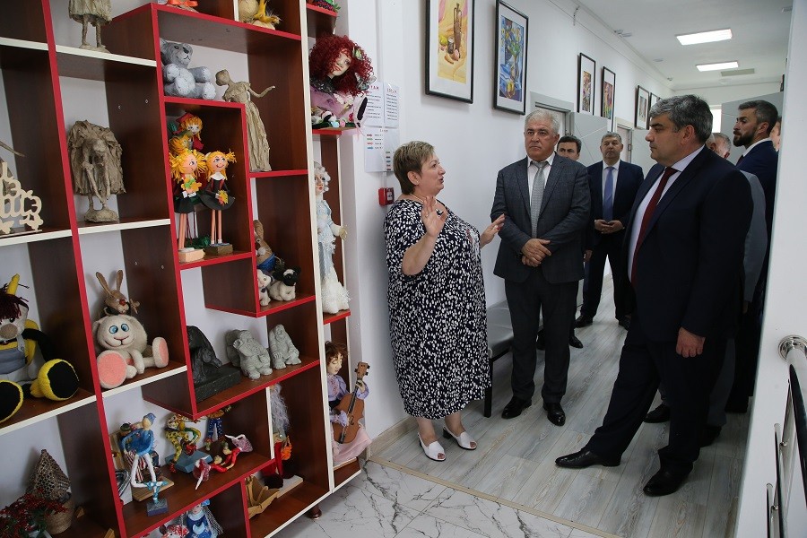 Глава КБР Казбек Коков посетил Детскую школу искусств в Нарткале