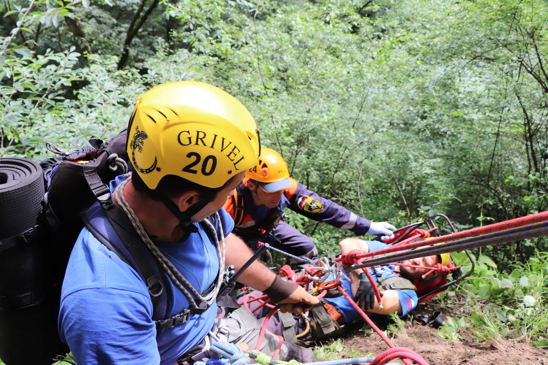 Спасатели Кабардино-Балкарии тренировались на скалистом склоне высокогорного озера