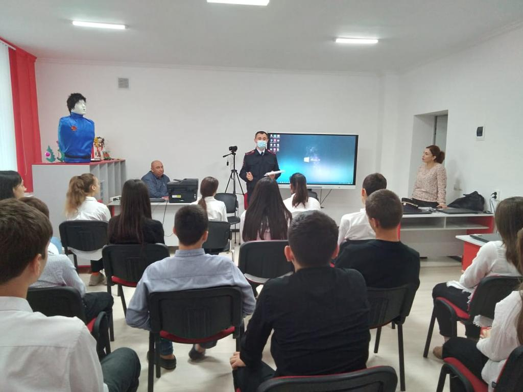 Полицейские Терского района проводят профилактические беседы в школах