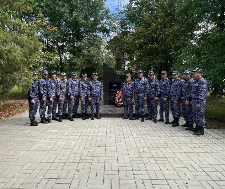 Росгвардейцы участвуют в акции «На страже памяти»   