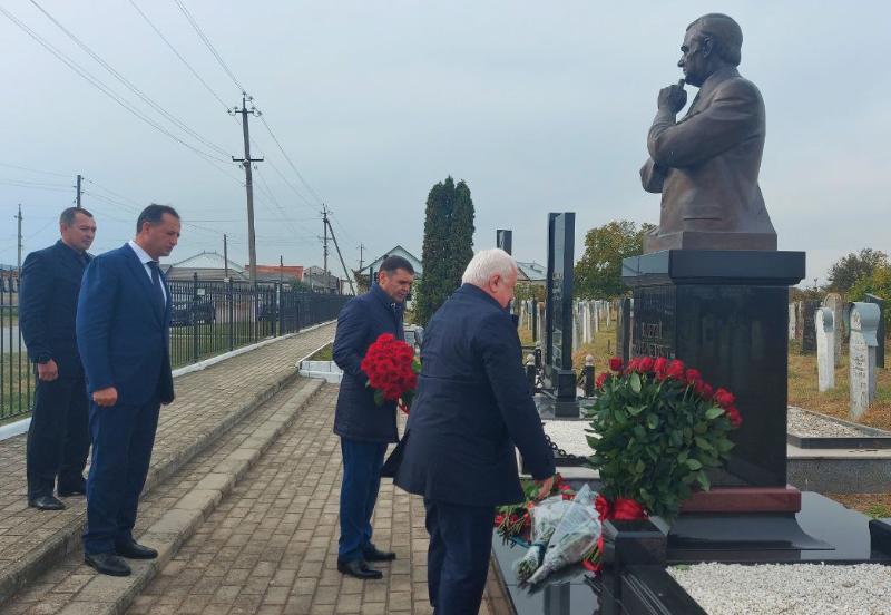 К памятнику Валерия Кокова сегодня приносят цветы