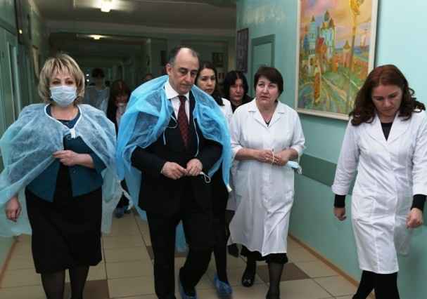 Юрий Коков посетил в больнице пострадавших школьников из Нижнего Черека