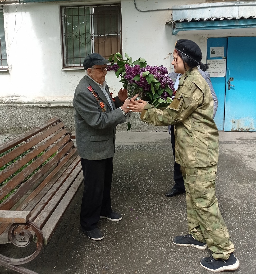 Юнармейцы Майского района поздравили ветерана с Днем Победы | 08.05.2023 |  Новости Нальчика - БезФормата