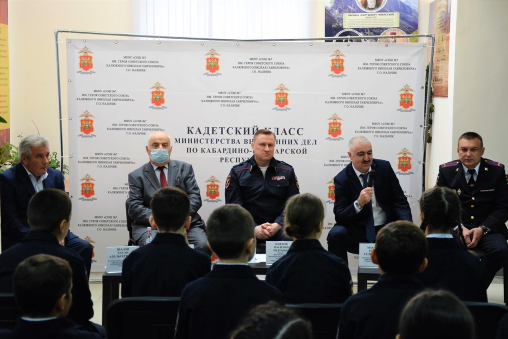 Министр внутренних дел по КБР встретился с учащимися второго кадетского класса полиции