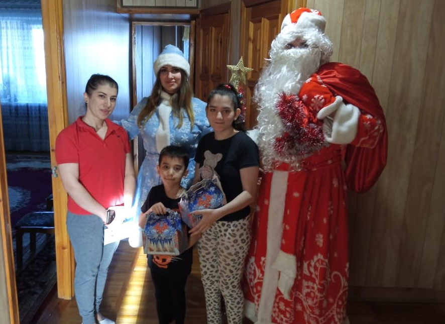 Дед Мороз специального назначения продолжает дарить детям новогоднее настроение 