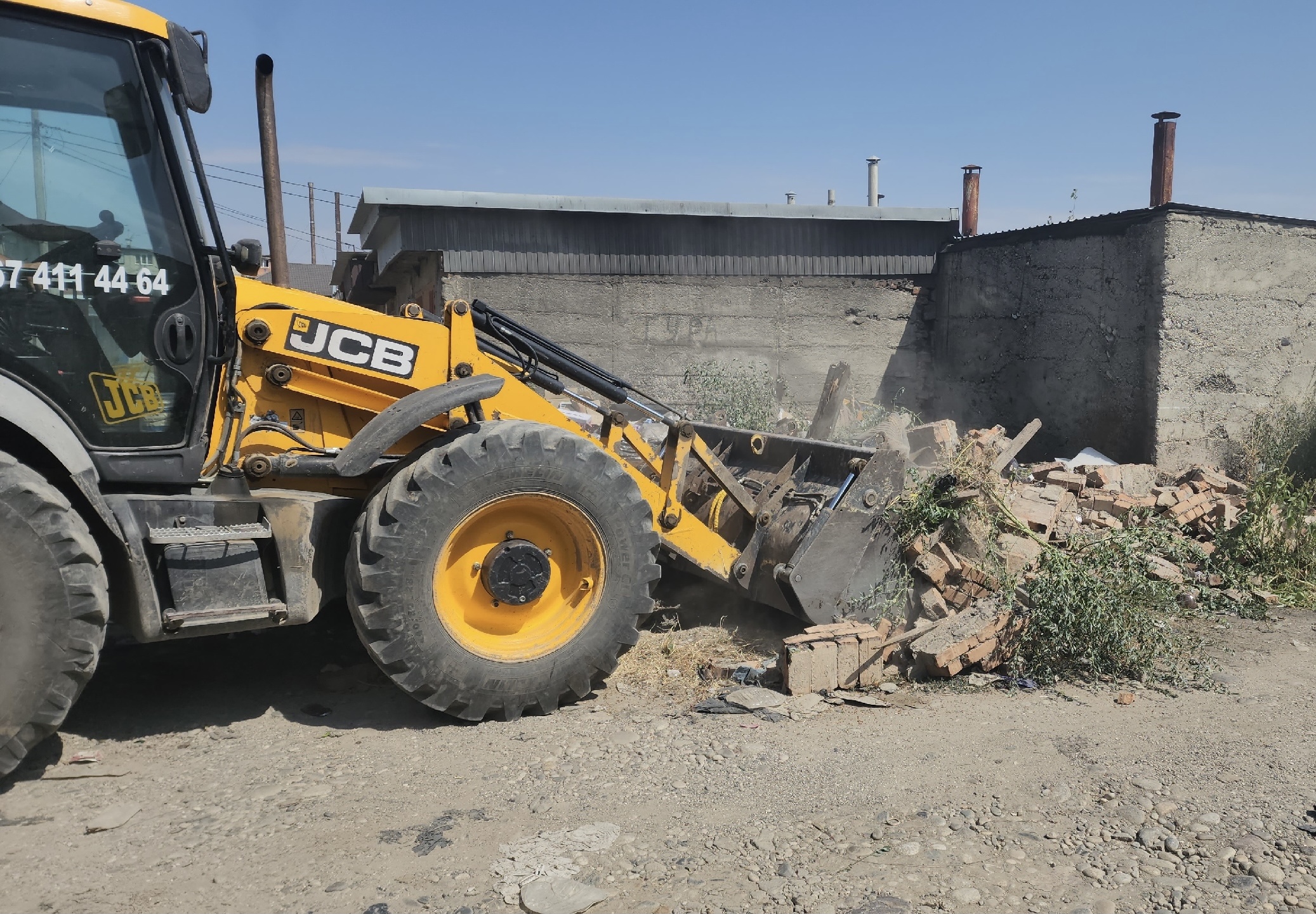 В Баксане сносят незаконные строения