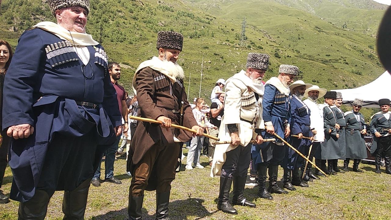 На поляне Иткол установлен рекорд по массовым приседаниям