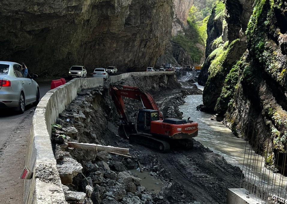В Кабардино-Балкарии ремонтируются дороги, ведущие к туристическим местам