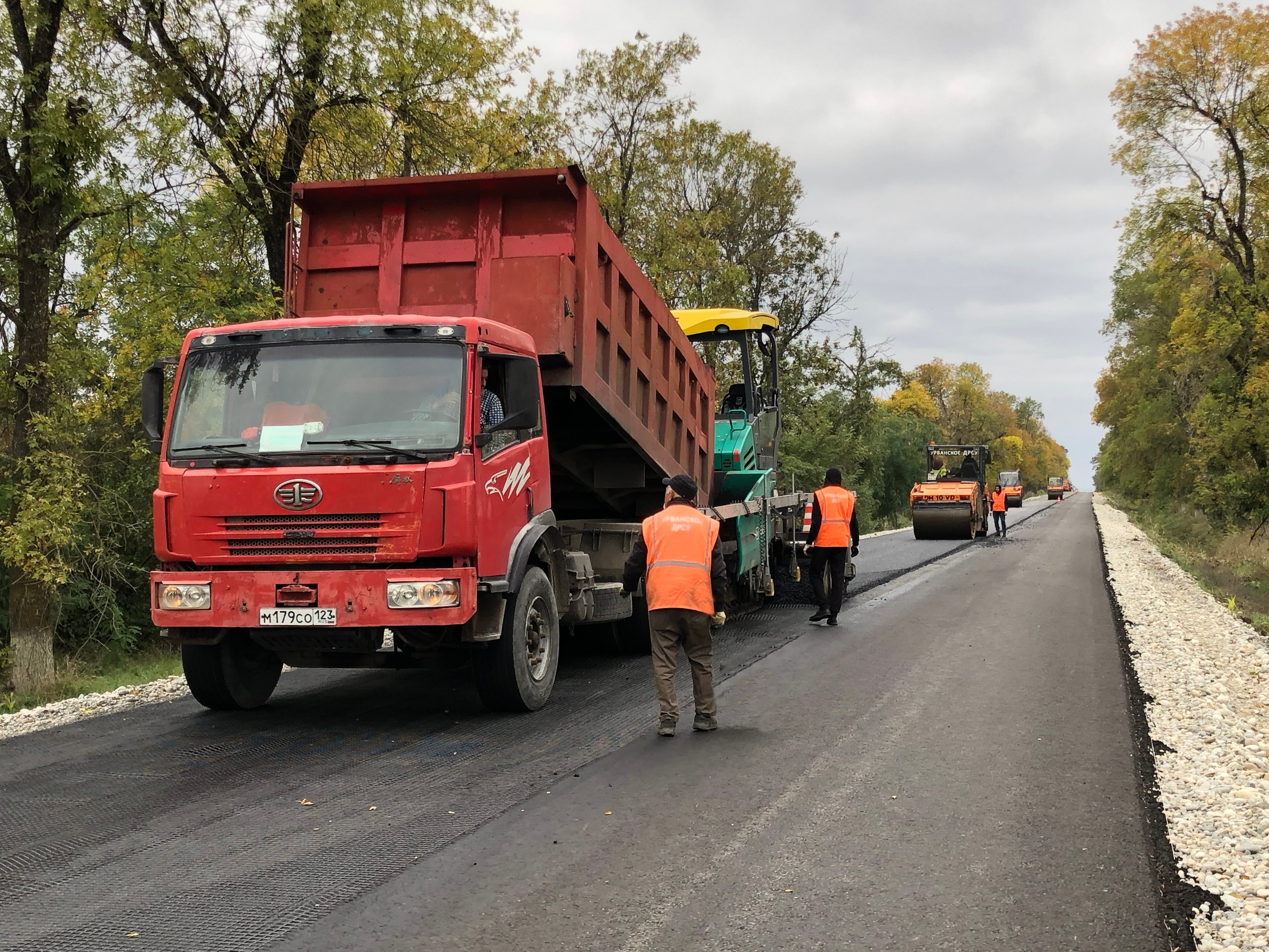 На дороге к селениям Инаркой и Верхний Курп завершают устройство покрытия 