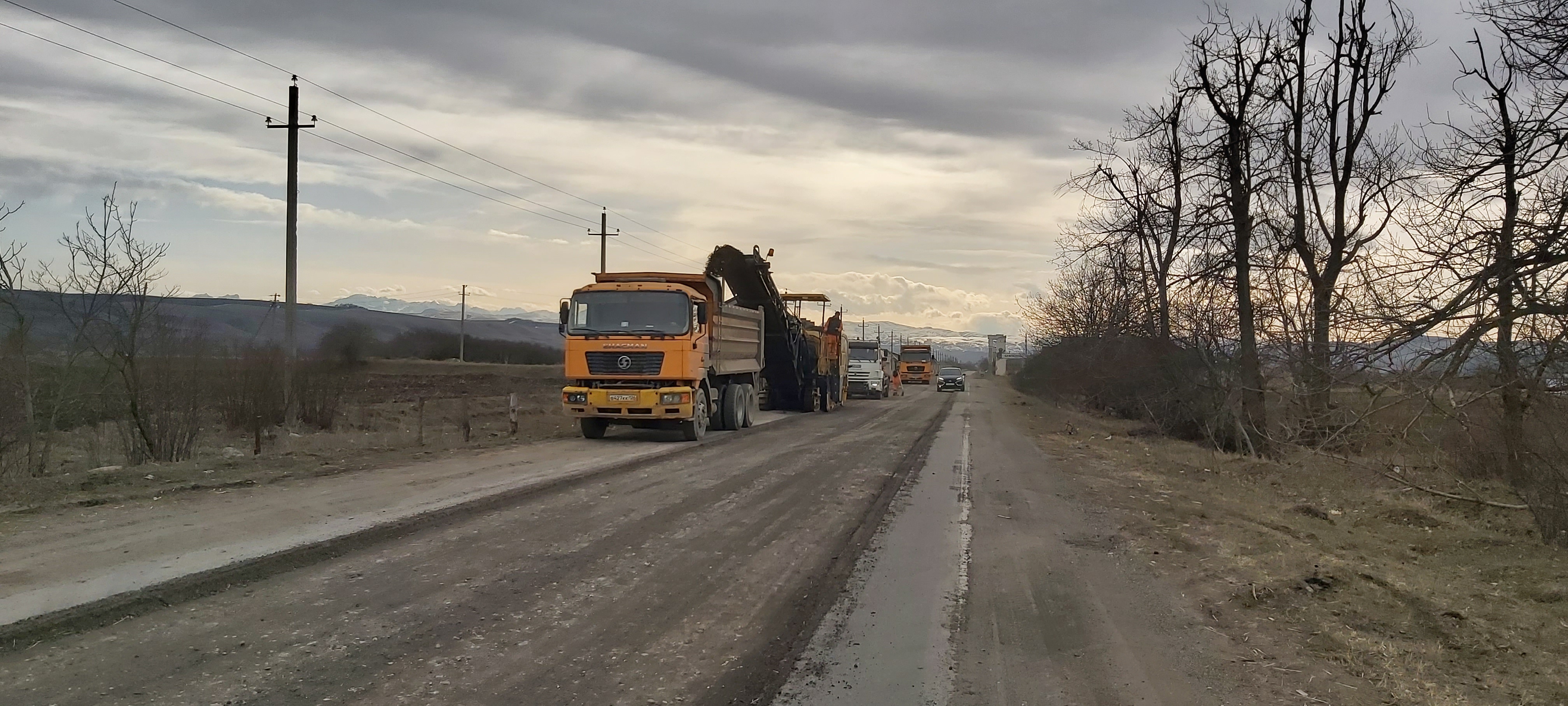 Идет ремонт дорог в селениях Камлюково и Приречное 