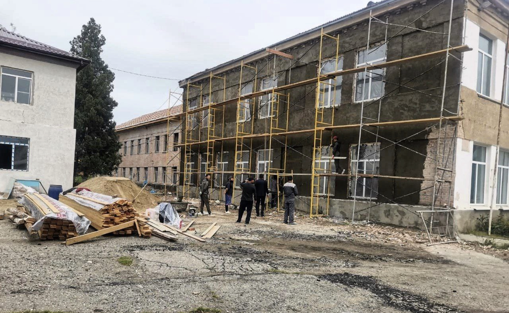 В Прохладном ремонтируют одну из старейших школ республики 