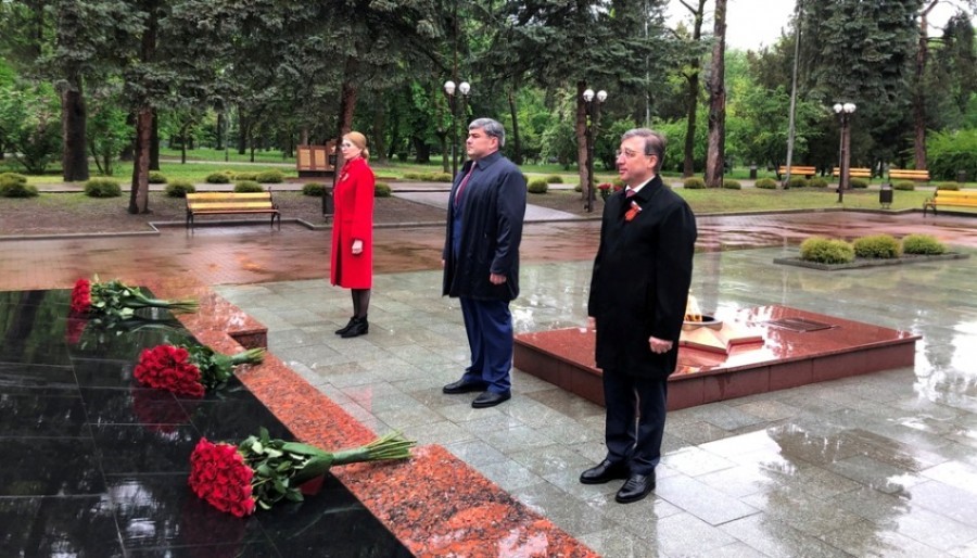 Глава КБР возложил цветы к мемориалу «Вечный огонь Славы» в Нальчике