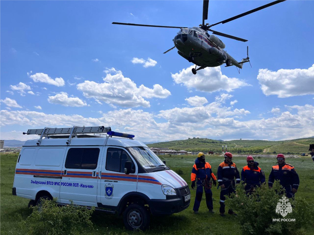 Спасатели провели учения по беспарашютному десантированию  