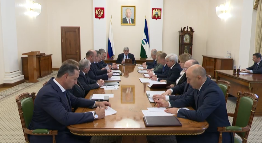 Казбек Коков провел совещание с главами районов