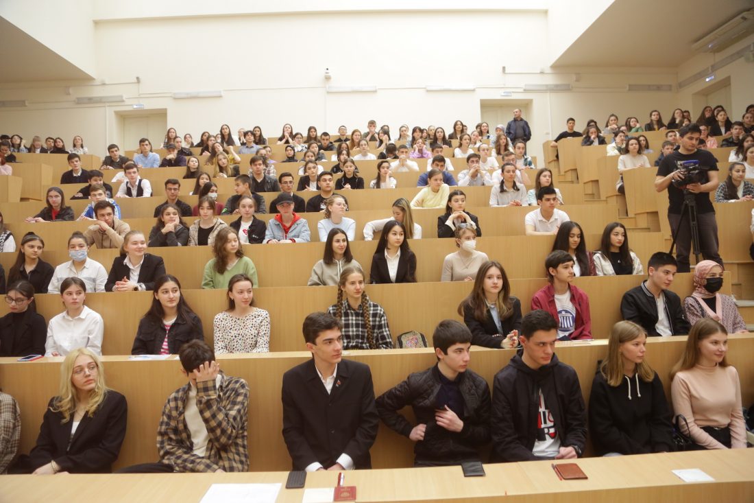 В КБГУ у школьников проверили знание избирательного права