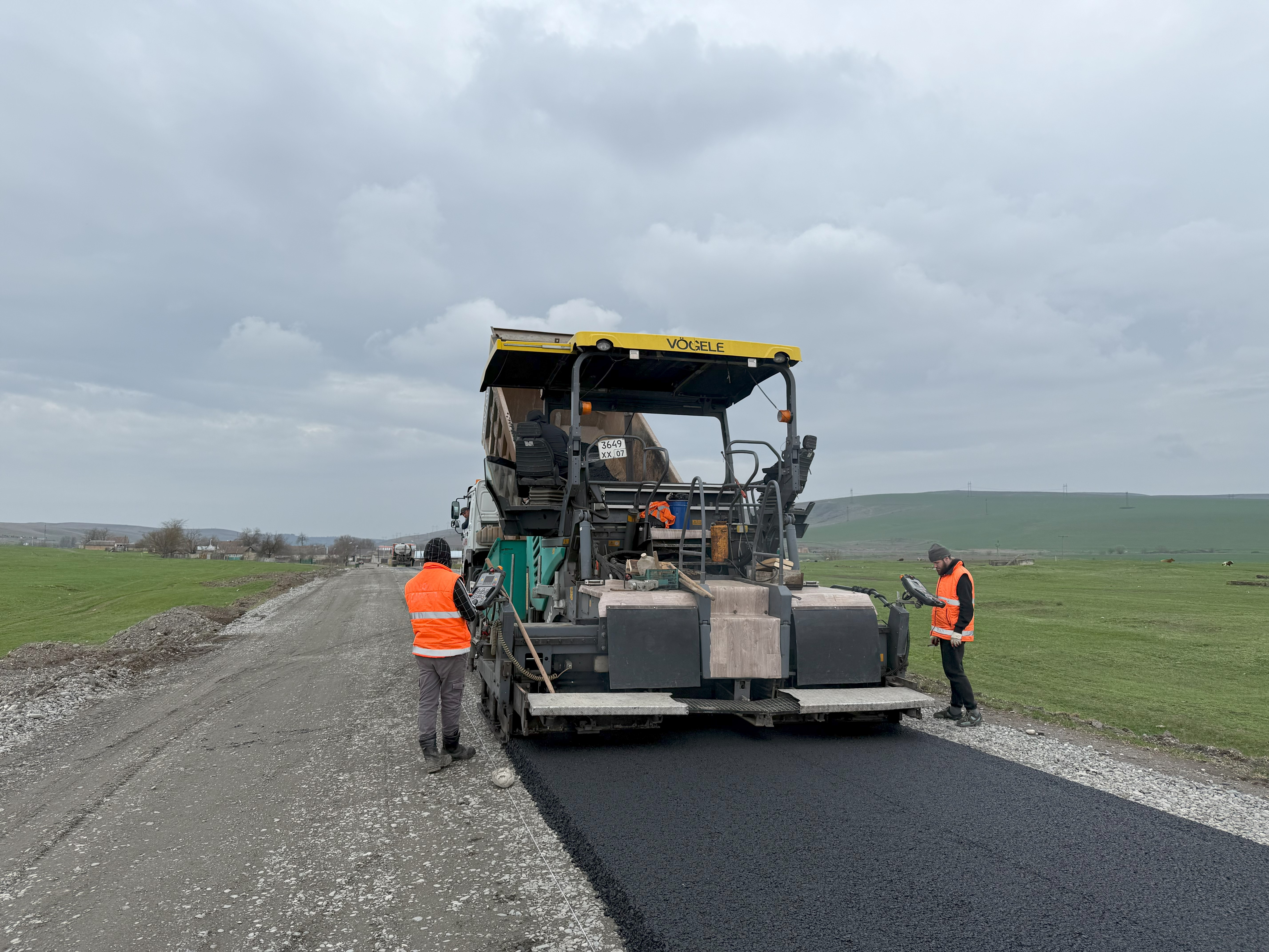 На подъездной дороге к селениям Верхний и Нижний Курп приступили к устройству асфальта