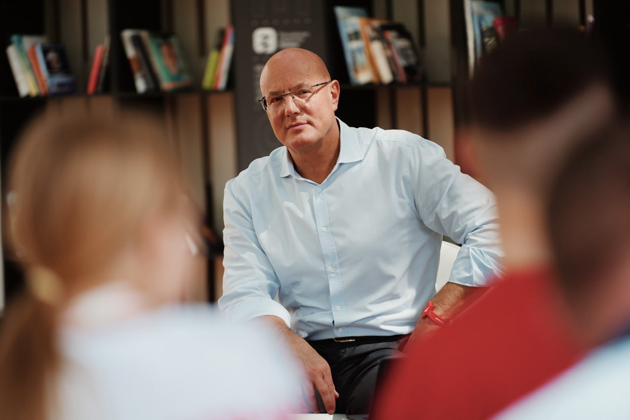 Дмитрий Чернышенко поздравил выпускников школ с праздником