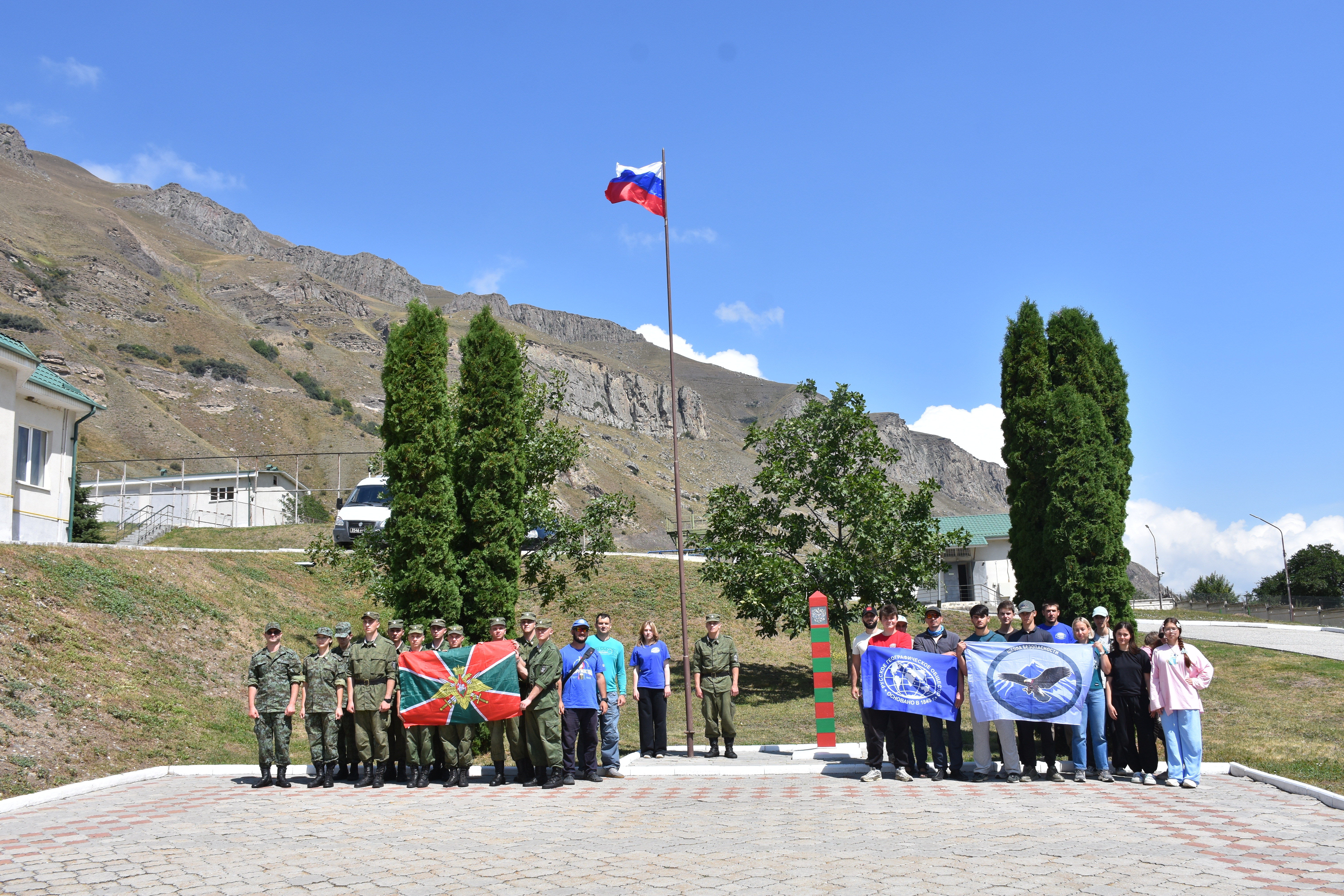 На заставе «Безенги» прошел праздник Государственного Флага России  