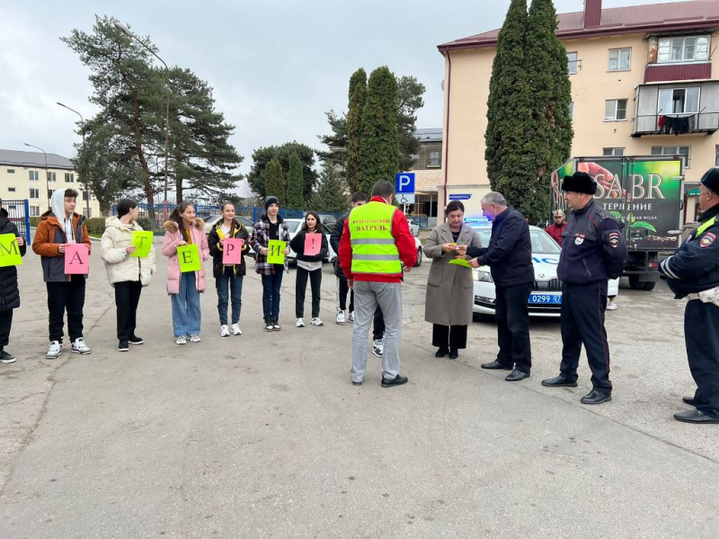  В Кабардино-Балкарии автоинспекторы, «Патруль отцов», общественники и волонтеры поздравили девушек-водителей с Днем матери