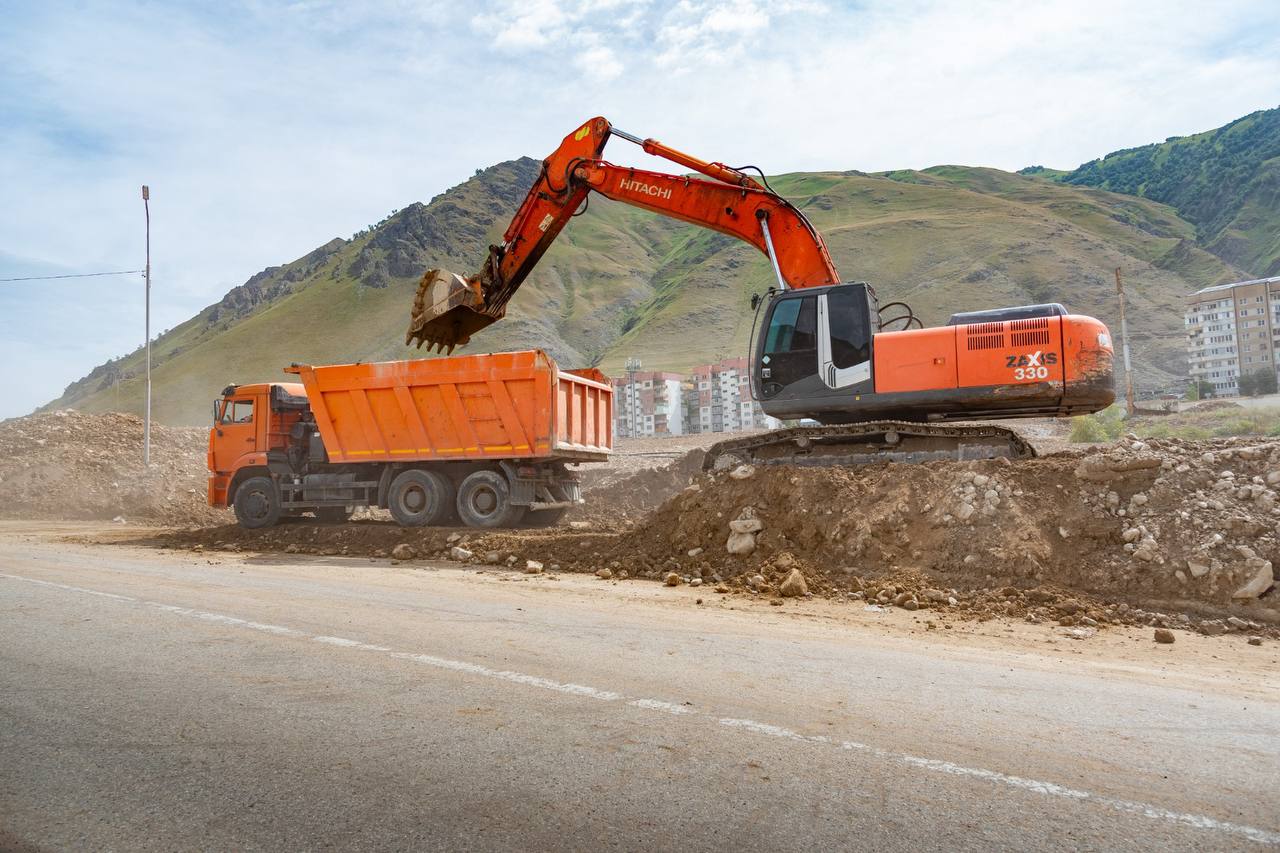 В Тырныаузе продолжается расчистка дороги  
