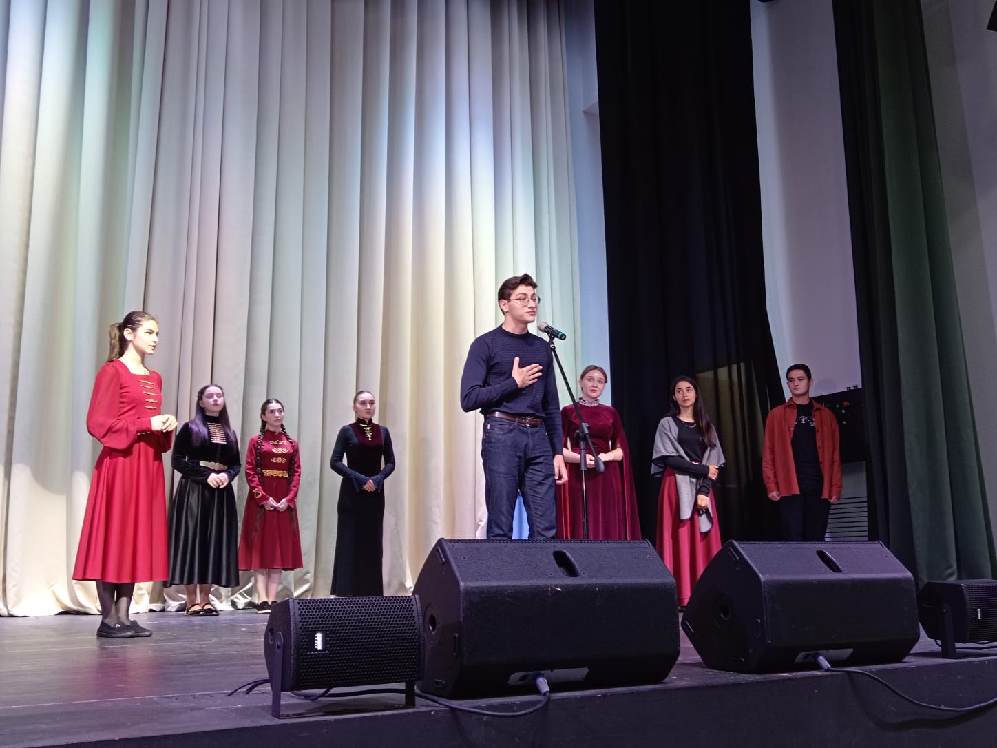 Актеры молодежного театра «Сыринэ» поздравили нальчан с Днем адыгов