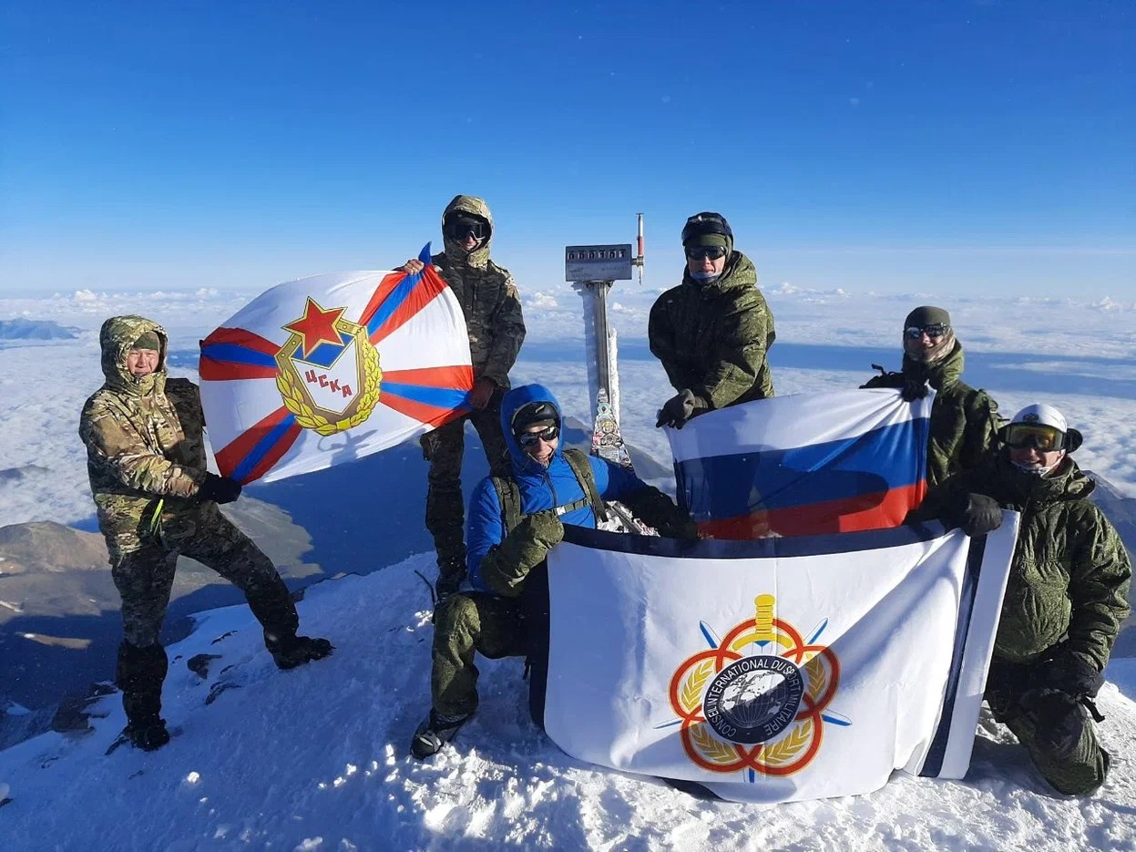 Военнослужащие 13 стран поднялись на Эльбрус