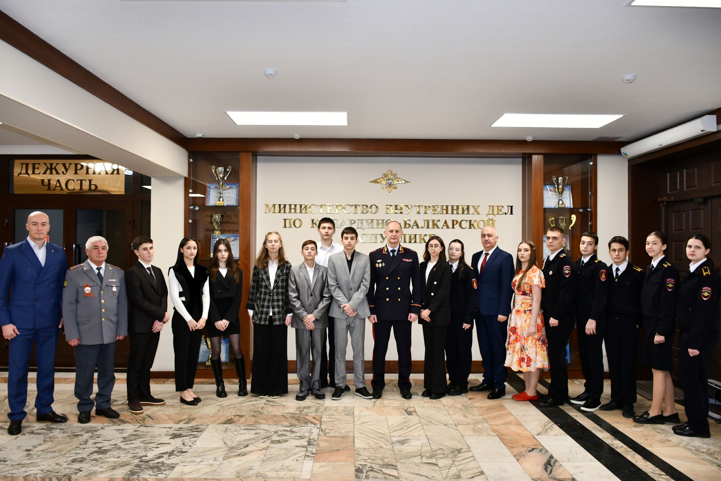 Министр внутренних дел по Кабардино-Балкарской Республике Вячеслав Крючков вручил паспорта юным гражданам 