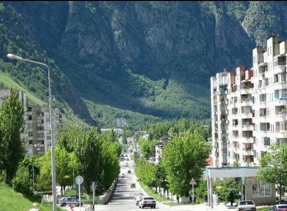 В Тырныаузе продолжают благоустройство пешеходной зоны  